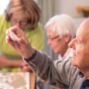 Pflege und Betreuung in stationären Seniorenwohnhäusern und Hausgemeinschaften